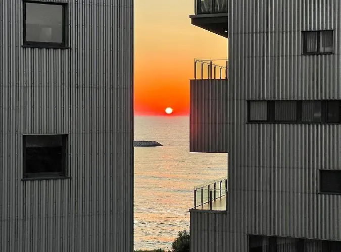 Beachfront Designer Apt, 100 Sqm, 2-bath, Huge Terrace On The Sea Shore Apartman