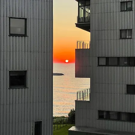 Beachfront Designer Apt, 100 Sqm, 2-bath, Huge Terrace On The Sea Shore Lägenhet