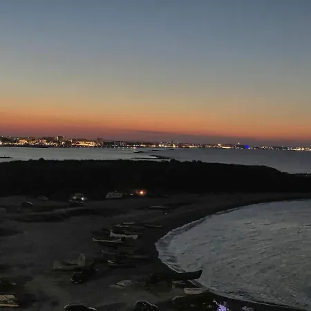 Beachfront Designer Apt, 100 Sqm, 2-bath, Huge Terrace On The Sea Shore Lägenhet