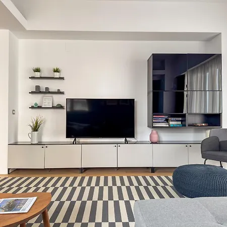 Beachfront Designer Apt, 100 Sqm, 2-bath, Huge Terrace On The Sea Shore Lägenhet