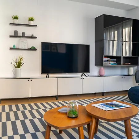شقة Beachfront Designer Apt, 100 Sqm, 2-bath, Huge Terrace On The Sea Shore