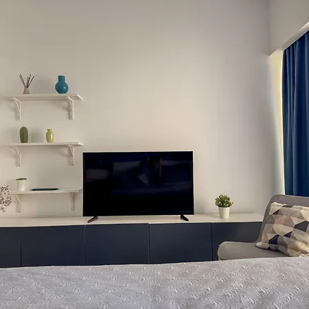 Beachfront Designer Apt, 100 Sqm, 2-bath, Huge Terrace On The Sea Shore Lägenhet