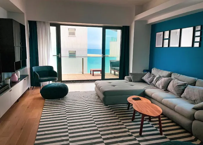 Apartman Beachfront Designer Apt, 100 Sqm, 2-bath, Huge Terrace On The Sea Shore Konstanca