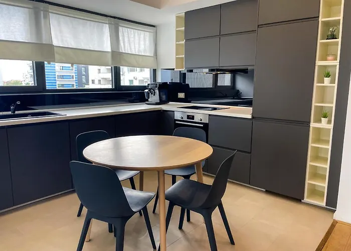 Apartman Beachfront Designer Apt, 100 Sqm, 2-bath, Huge Terrace On The Sea Shore